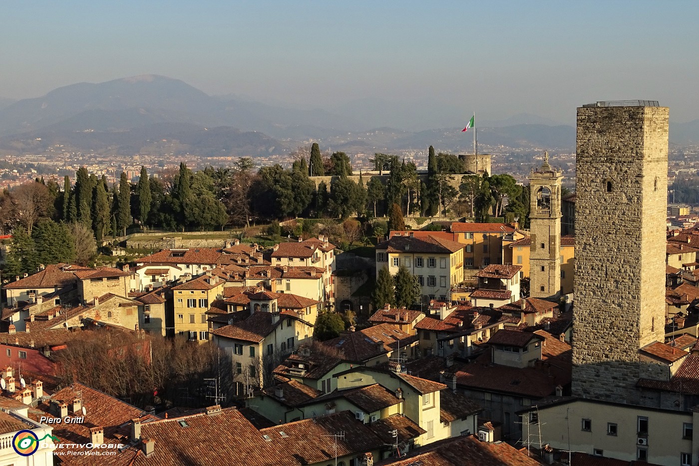 69 Dall'alto della Torre Civica (Campanone) vista verso la Rocca .JPG